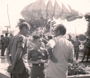 Tướng Davison đm đạo với Tướng Đo Duy n, TL Ph  Lnh thổ