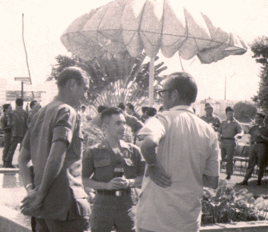 Tướng Davison đàm đạo với Tướng Đào Duy Ân, TL Phó  Lãnh thổ
