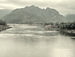 Hình chụp một khúc sông Lô và cảnh núi rừng Việt Bắc