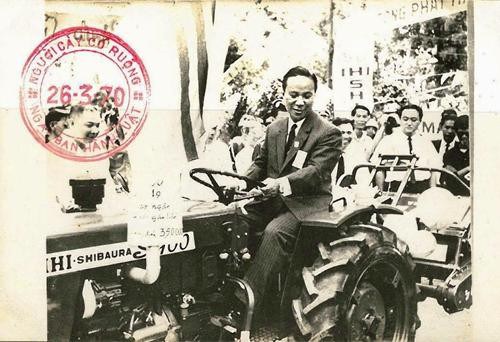 Hình chụp TT VNCH Nguyễn Văn Thiệu trên chiếc máy cày, trong Chương trình "Người Cày Có Ruộng" !